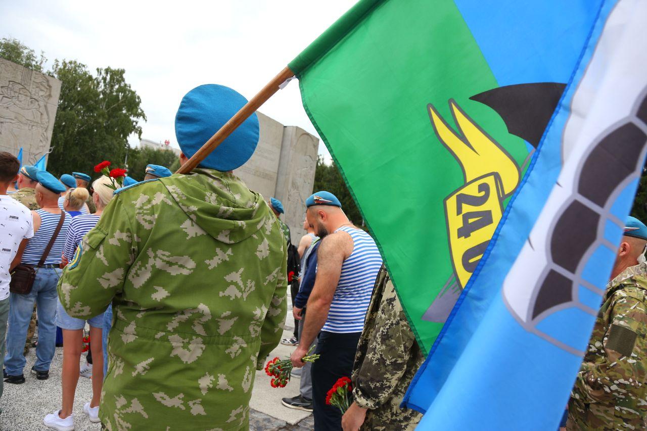 Фото «Сильные мужчины тоже плачут» Новосибирские десантники с размахом празднуют День ВДВ. Трогательные кадры с Монумента Славы 12